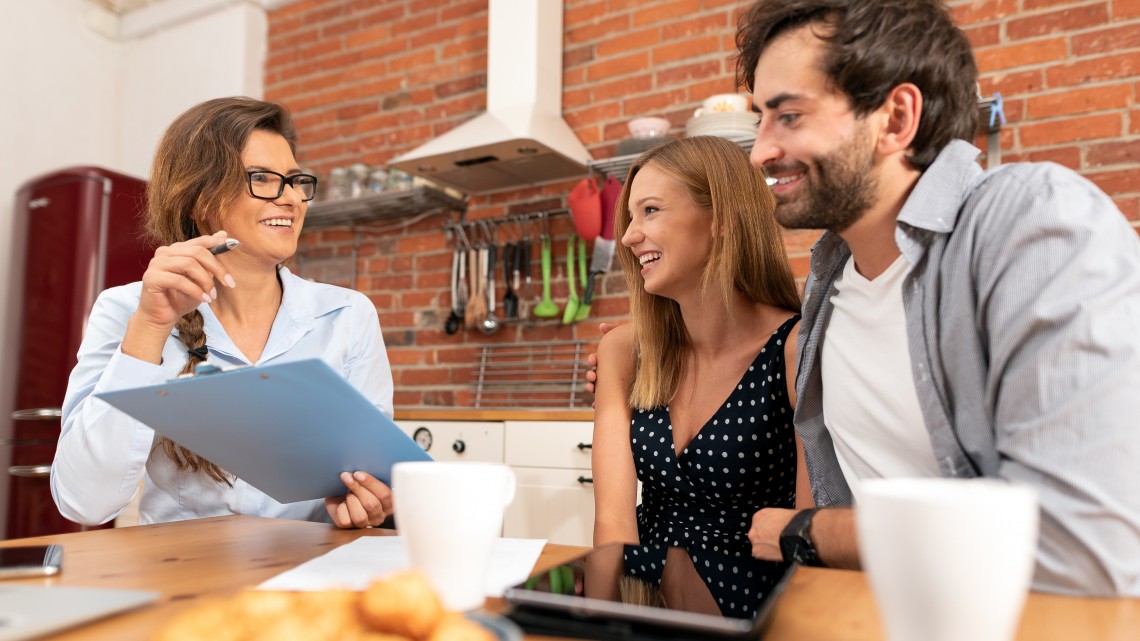 Küchenfachverkäuferin in Beratungsgespräch.jpg