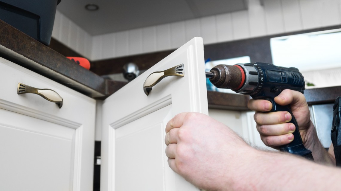 Küchenmonteur bei der Arbeit.jpeg